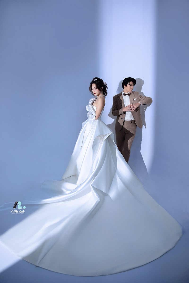 Bộ ảnh cưới studio tiết kiệm chi phí với tone màu trong trẻo Studio 1 Nhà