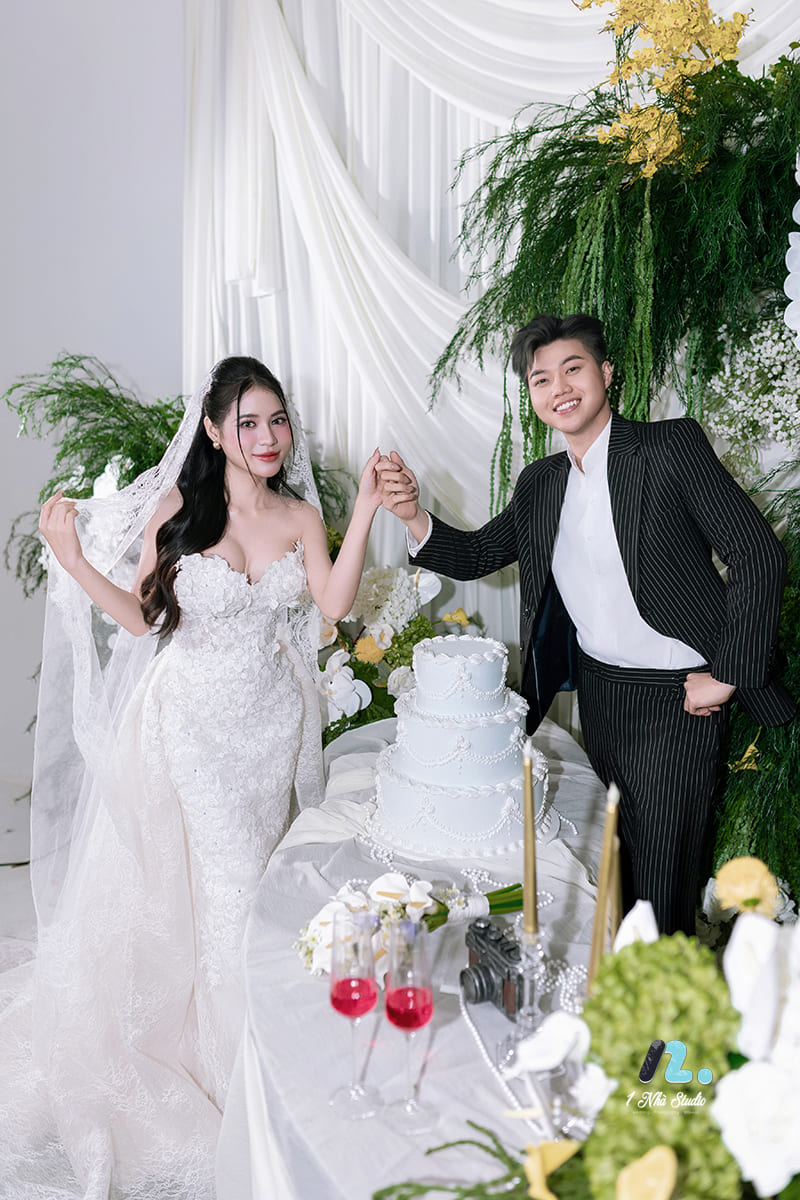 Bối cảnh studio có bánh cưới dùng khi chụp ảnh kỷ niệm ngày cưới