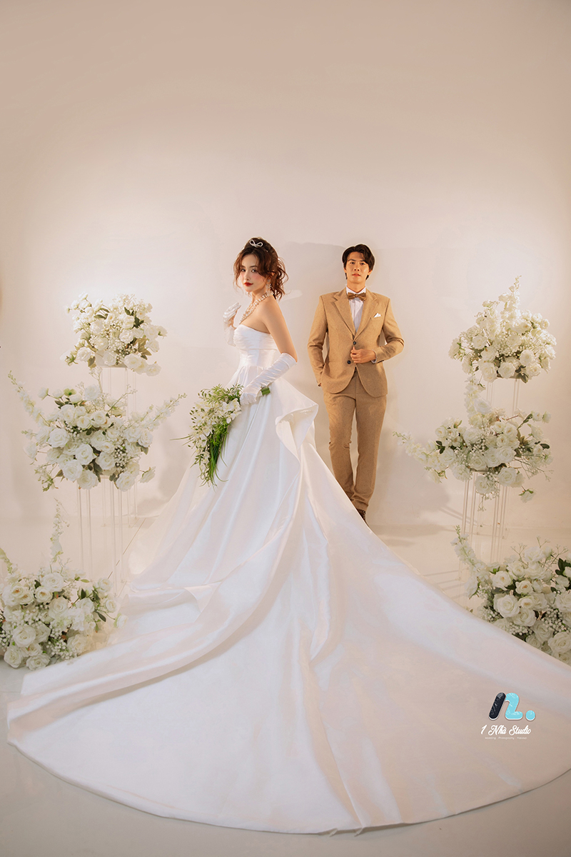 Cặp đôi tạo dáng trong không gian studio Studio 1 Nhà