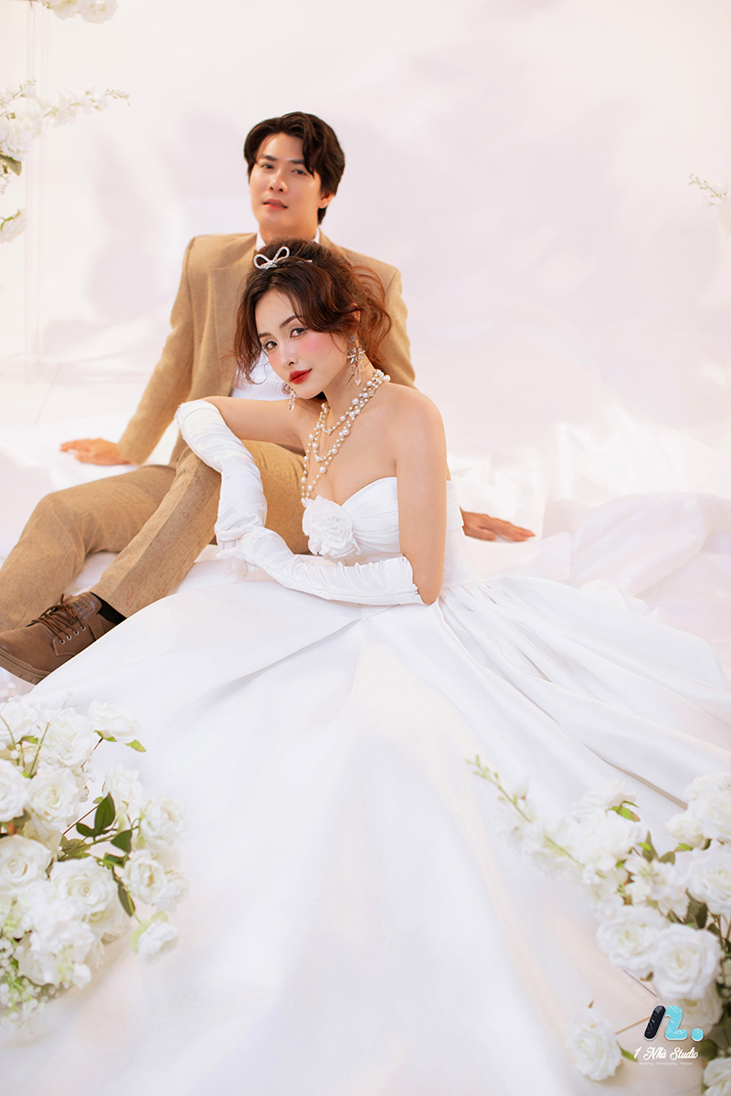 Cặp đôi chuẩn bị trang phục cho buổi chụp tại studio Studio 1 Nhà