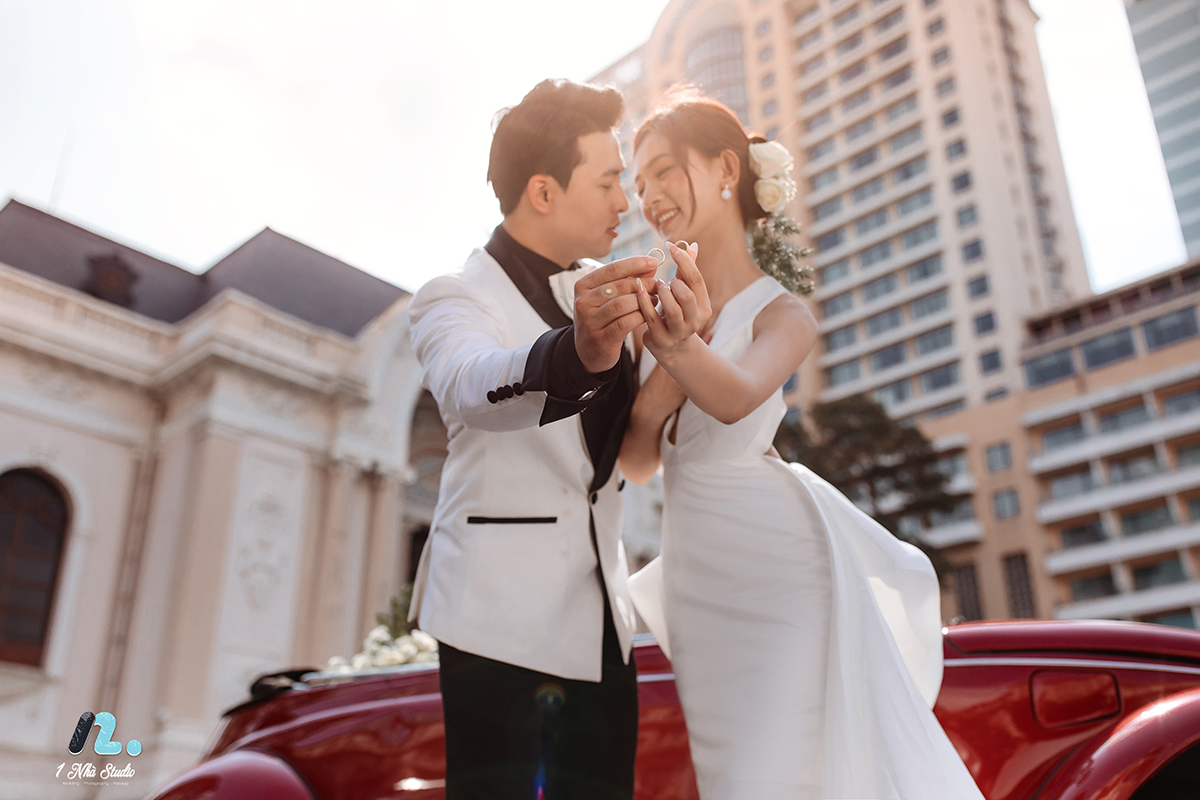 Cô dâu chú rể chụp ảnh cưới với kiến trúc Nhà hát Thành phố