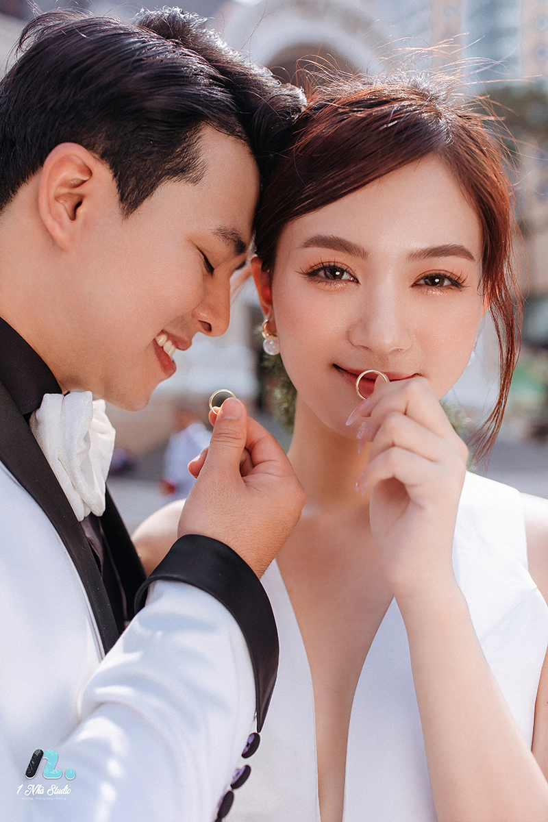 Ảnh cưới phong cách cổ điển trước công trình kiến trúc Sài Gòn