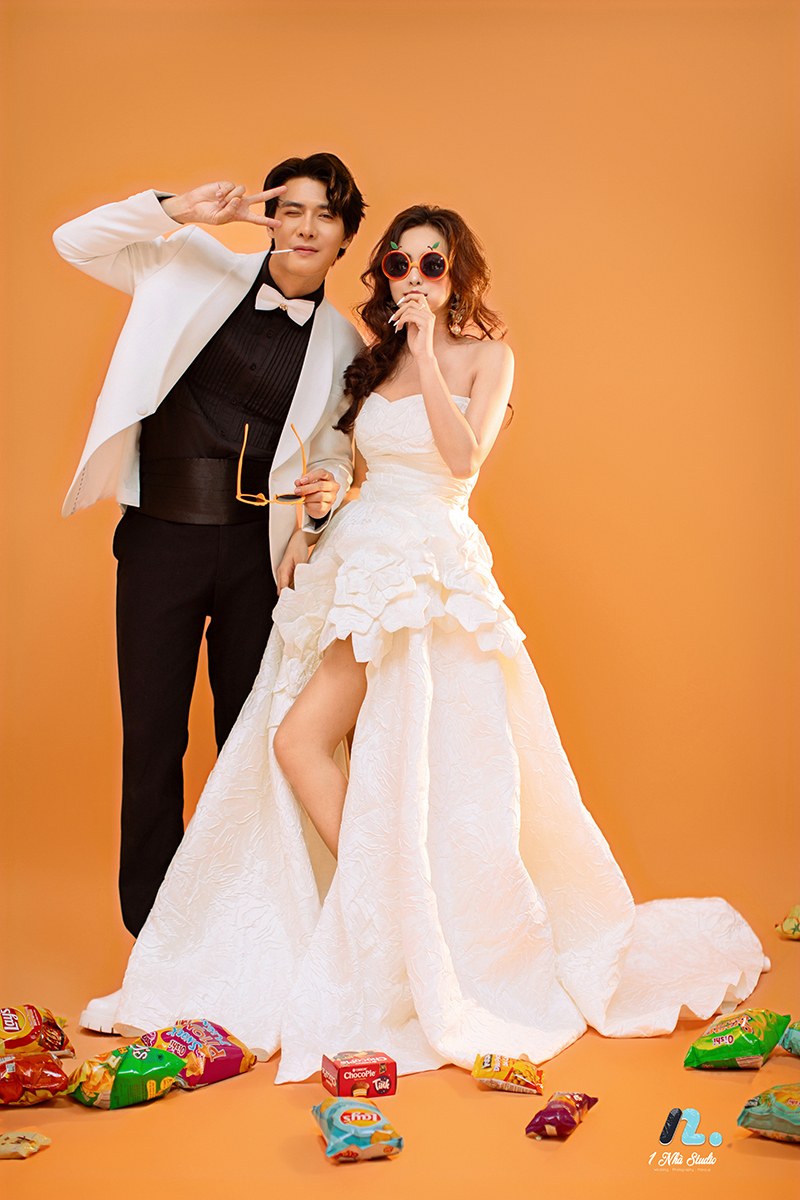 Chú rể mặc vest trắng và giày tây khi chụp ảnh cưới studio