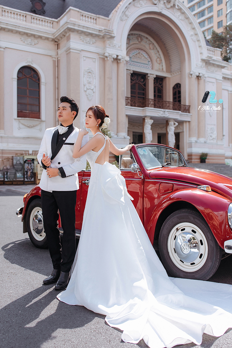 Cô dâu chú rể tạo dáng thanh lịch tại trung tâm thành phố