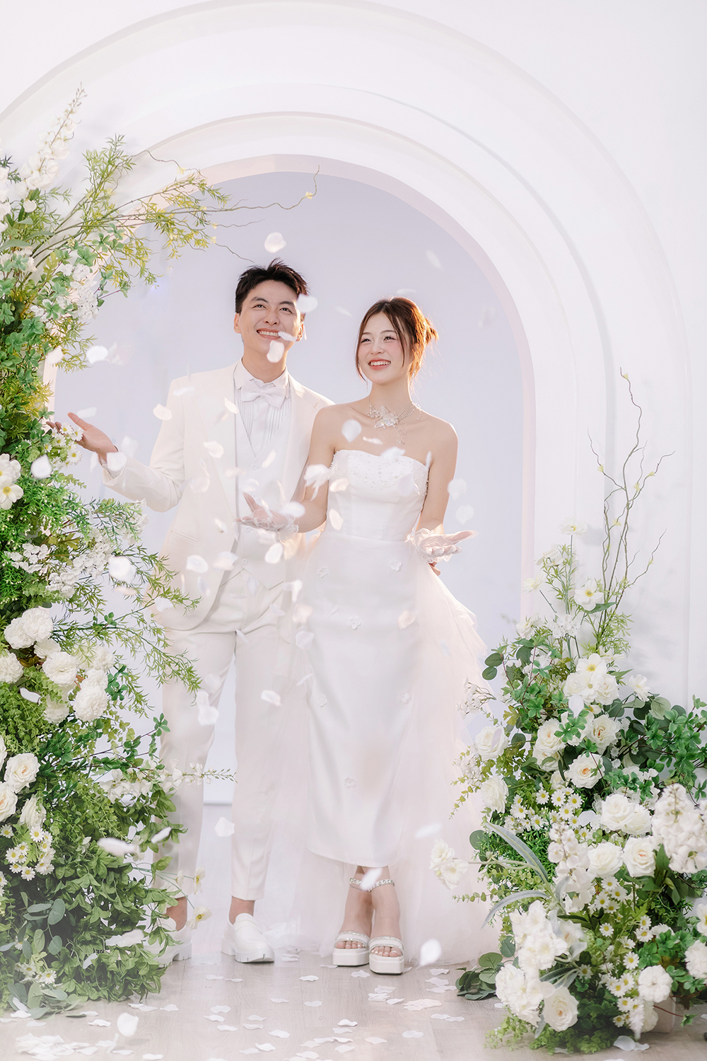 Ảnh cưới trong studio với phong cách tự nhiên