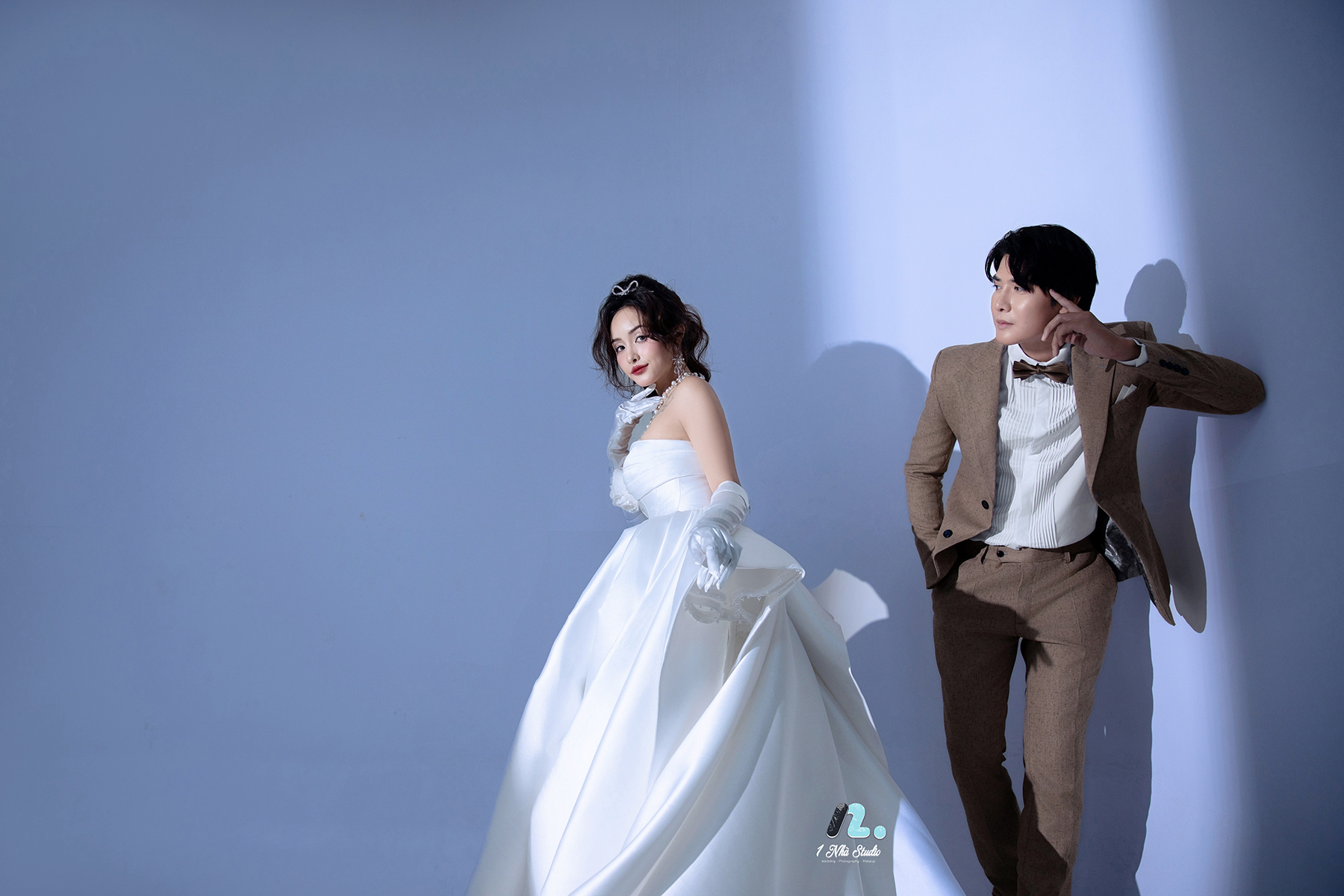 Góc chụp ảnh cưới studio với ánh sáng tự nhiên tinh tế cho cô dâu chú rể