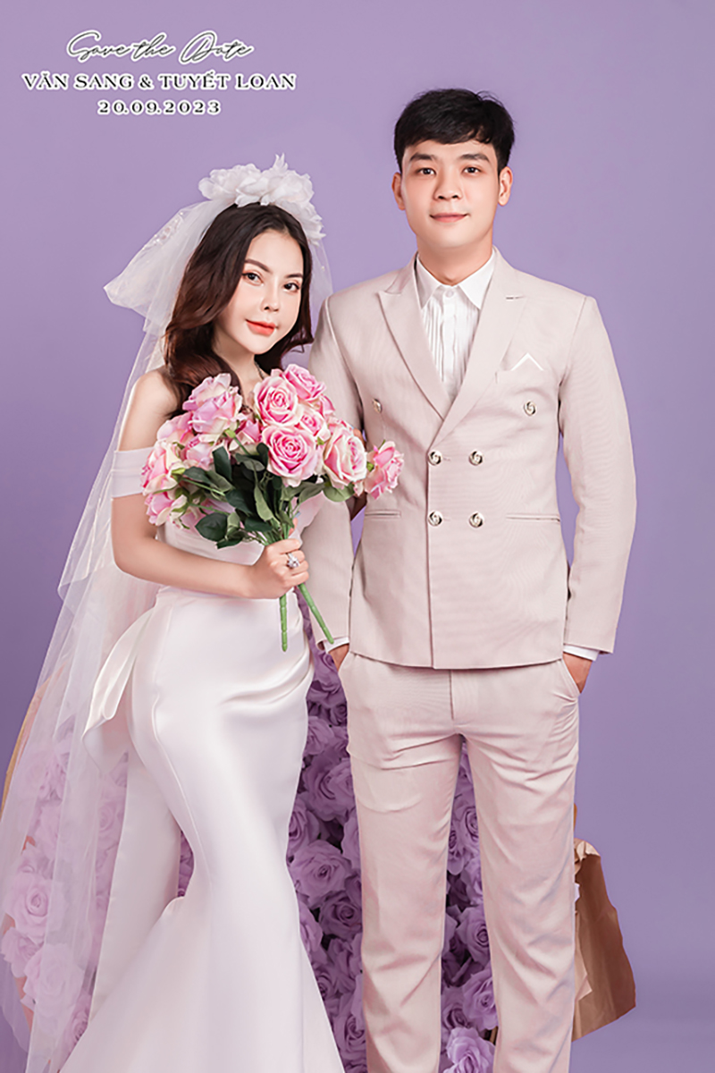 Ảnh cổng cưới trực diện với váy trắng và vest lịch lãm