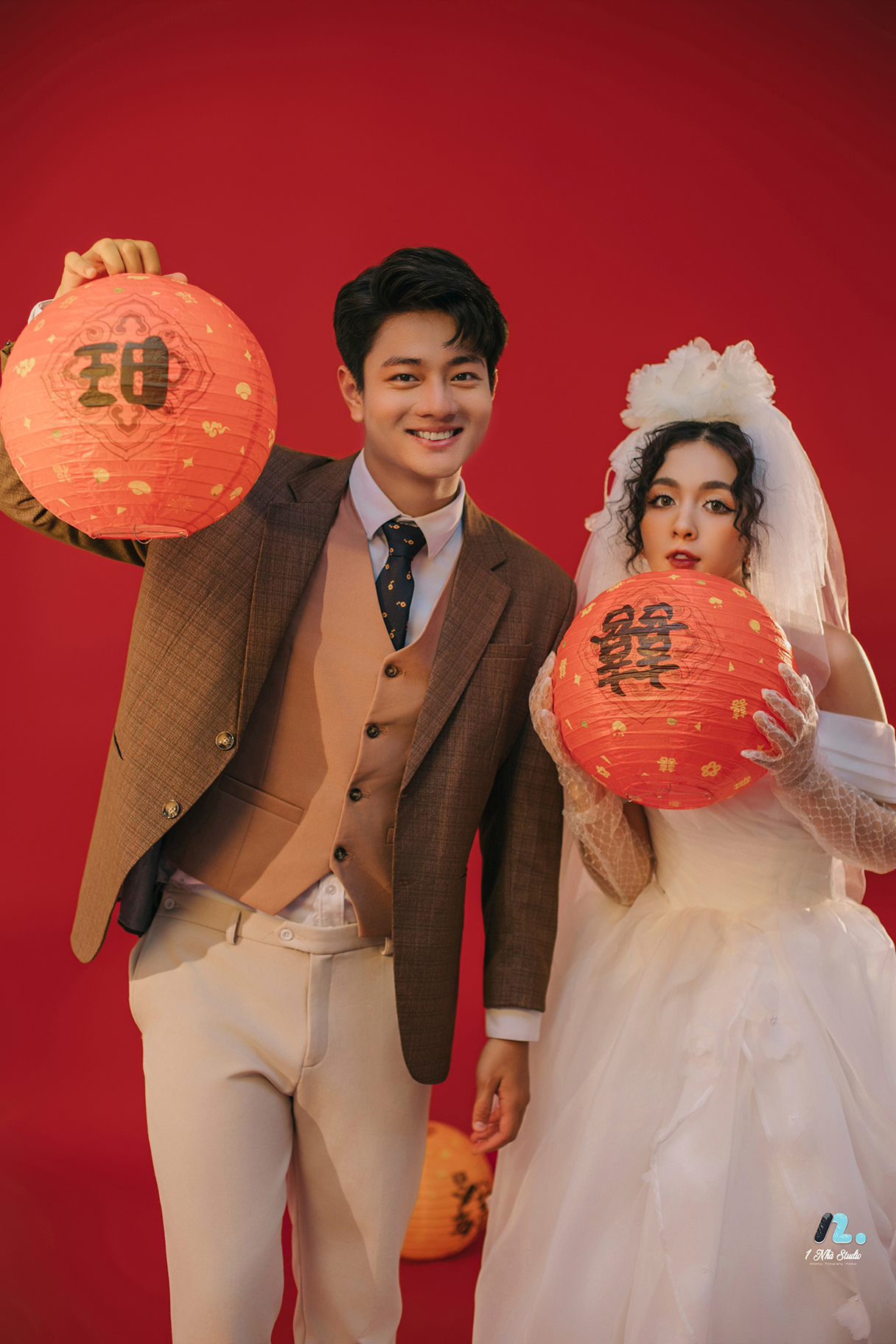 Cặp đôi tạo dáng tươi tắn cùng lồng đèn đỏ chữ Hỷ may mắn trong phòng chụp studio Studio 1 Nhà