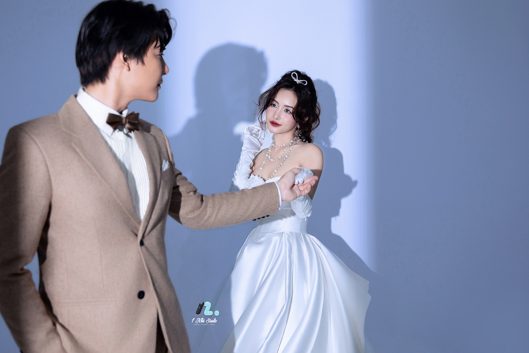 Tạo dáng chụp hình cưới studio tự nhiên ngọt ngào cùng ekip Studio 1 Nhà