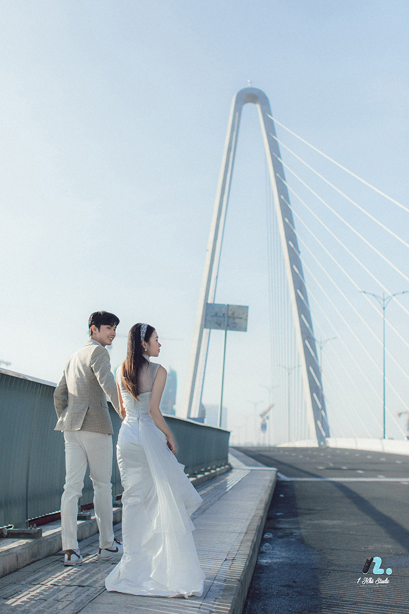 Cô dâu chú rể tạo dáng với đường chân trời đô thị
