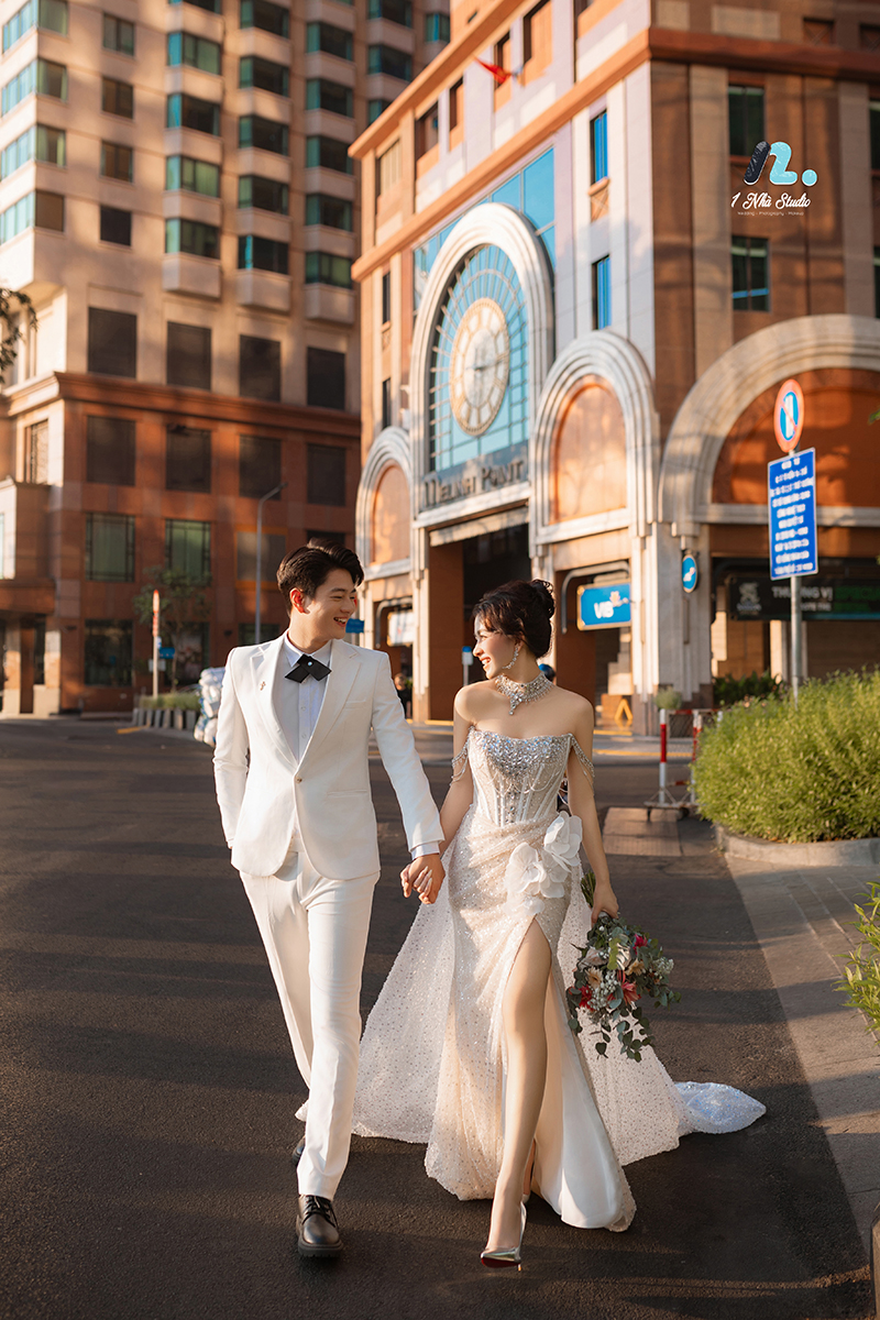 Cô dâu chú rể tạo dáng tự nhiên tại công viên