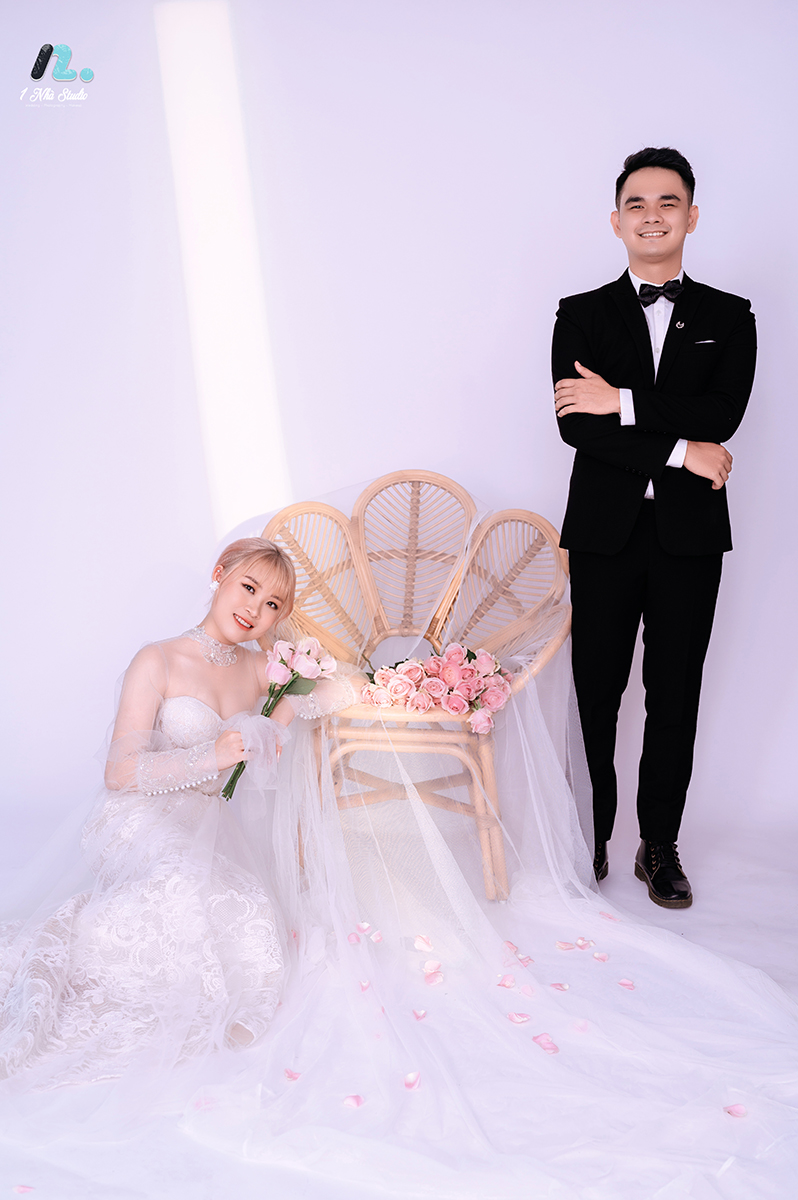 Ảnh cổng cưới thanh lịch trong không gian studio